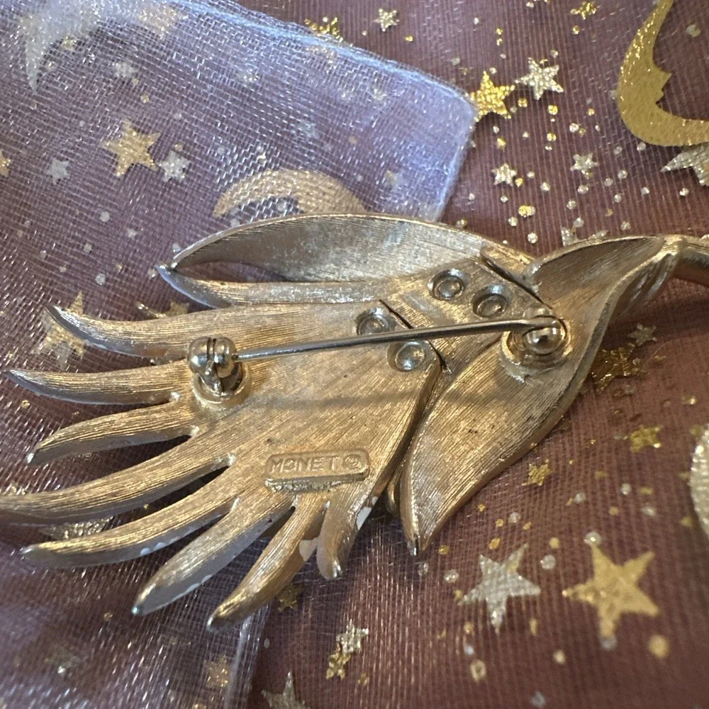 Vintage Monet White Enamel Filigree  Leaf Design Gold Tone Pin Brooch  3